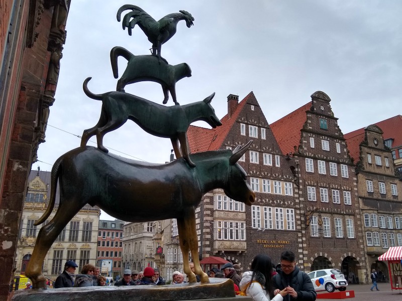 De Bremer straatmuzikanten tussen de mooie gebouwen van Bremen