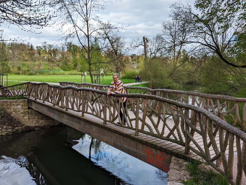 Patrick op een mooi bruggetje in het Park am Ilm