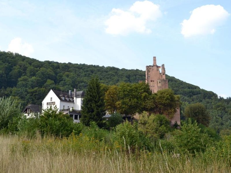 Burg Ramstein met het naastgelegen gelijknamige hotel-restaurant