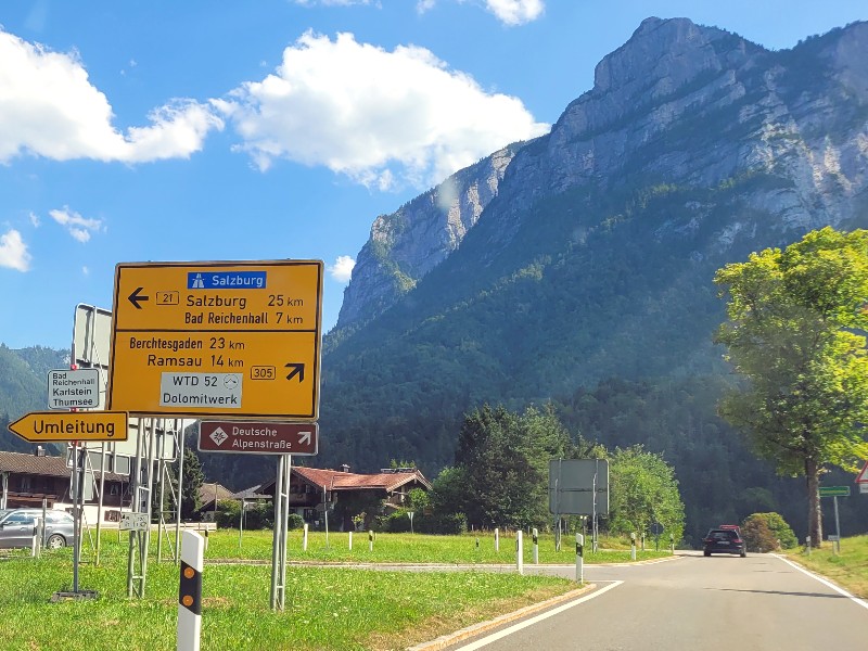 Borden geven de Deutsche Alpenstrasse aan
