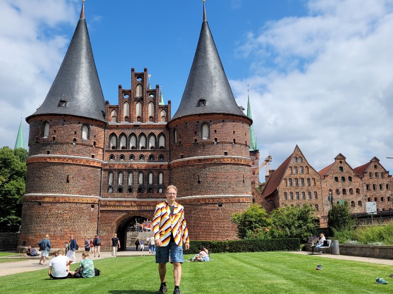 Patrick voor de prachtige Holstentor in Lübeck