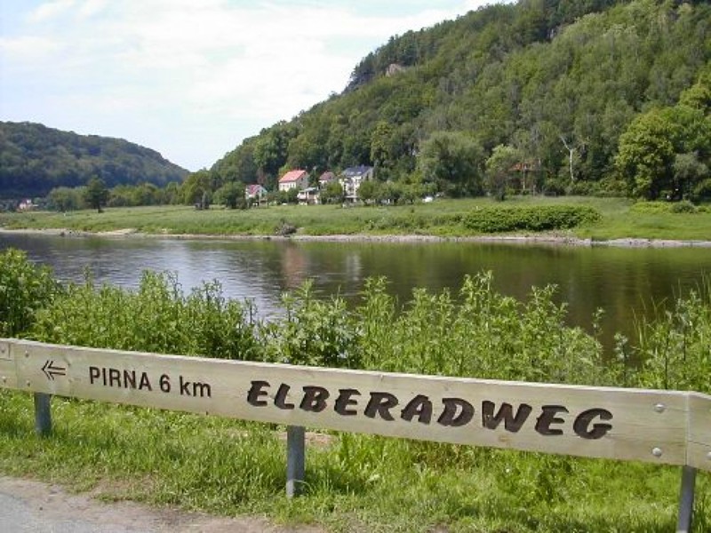 Bord van de Elberadweg aan de Elbe