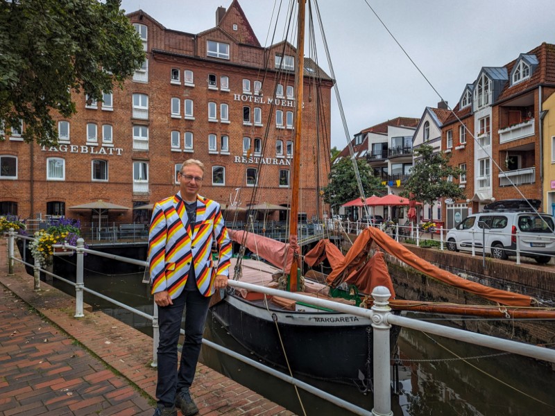 Patrick bij het schip de Margareta in de oude haven van Buxtehude