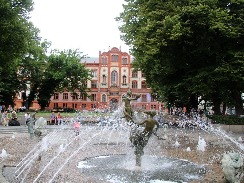 De fontein op het plein voor het Universiteitsgebouw