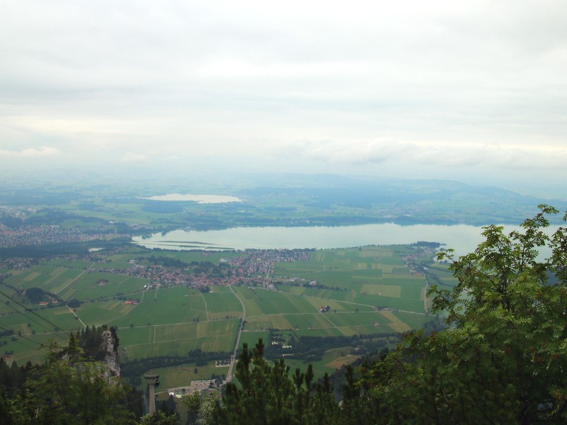 Schwangau ligt aan de Foggensee, aan de rand van de Duitse Alpen. Links ligt Füssen
