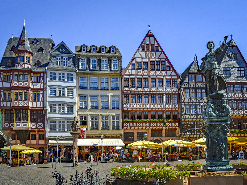 Gezellige terrasjes in de zon in de Altstadt van Frankfurt am Main