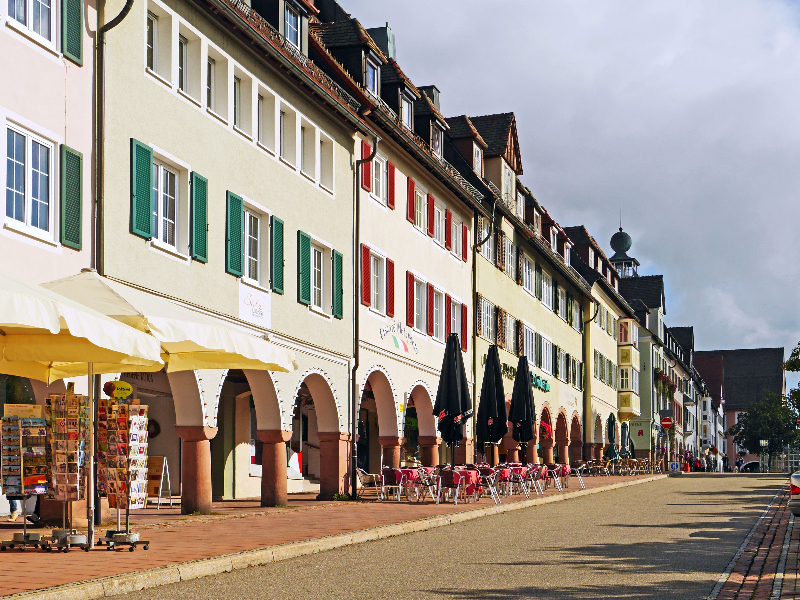 Hotels en restaurantjes rondom de marktplatz bij Freudenstadt.