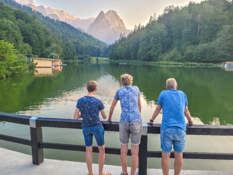 Een mooi plaatje in Garmisch-Partenkirchen aan de Riessersee, met uitzicht op de Zugspitze