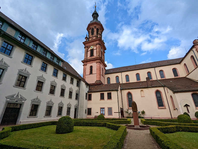 Het Benedictijnse klooster met de kerk