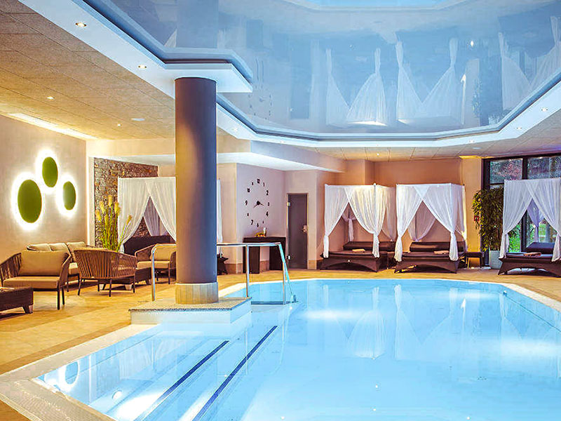 Het binnenzwembad van Göbel's Vital Hotel 