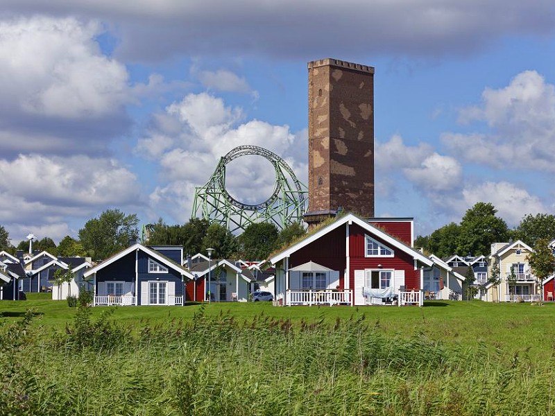 Hansa-Park resort met de achtbaan van het attractiepark op de achtergrond