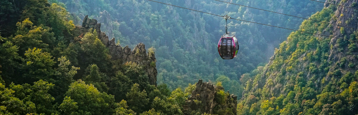 Een kabelbaan met lift tussen de bergen van de Harz in Midden Duitsland