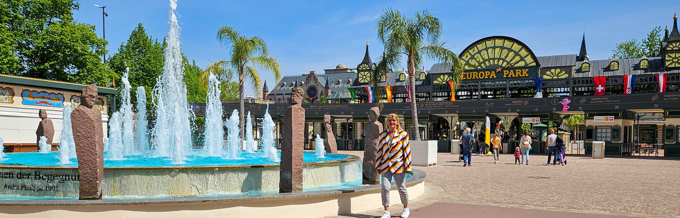 Sabine bij de entree van Europa-Park