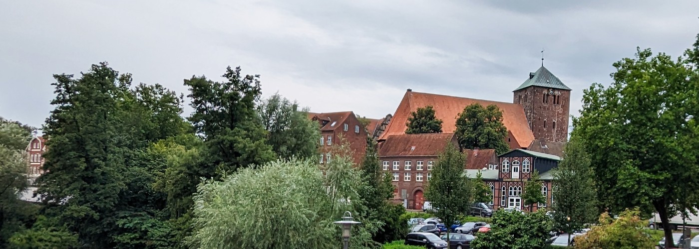 Sint-Willehaduskerk van Stade boven het groen