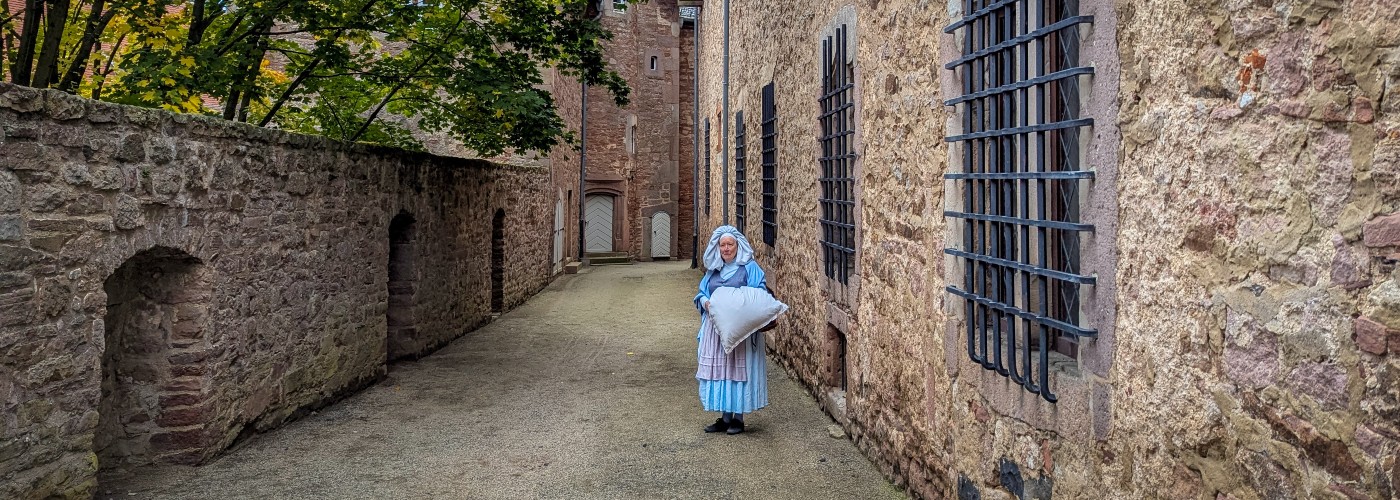 Grimm-figuur Vrouw Holle in de Zwinger van Kasteel Steinau