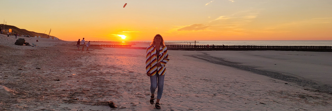 Sabine op het strand van Wangerooge bij zonsondergang