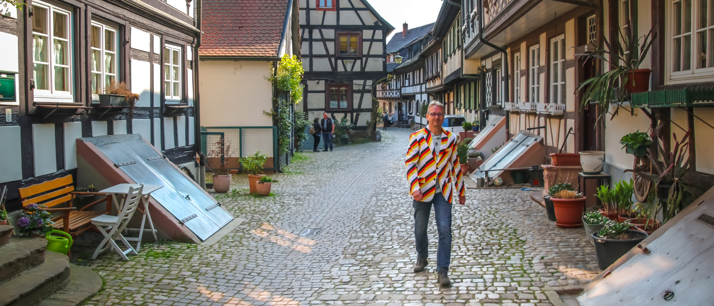 Patrick in het vakwerkstadje Gengenbach in het Zwarte Woud