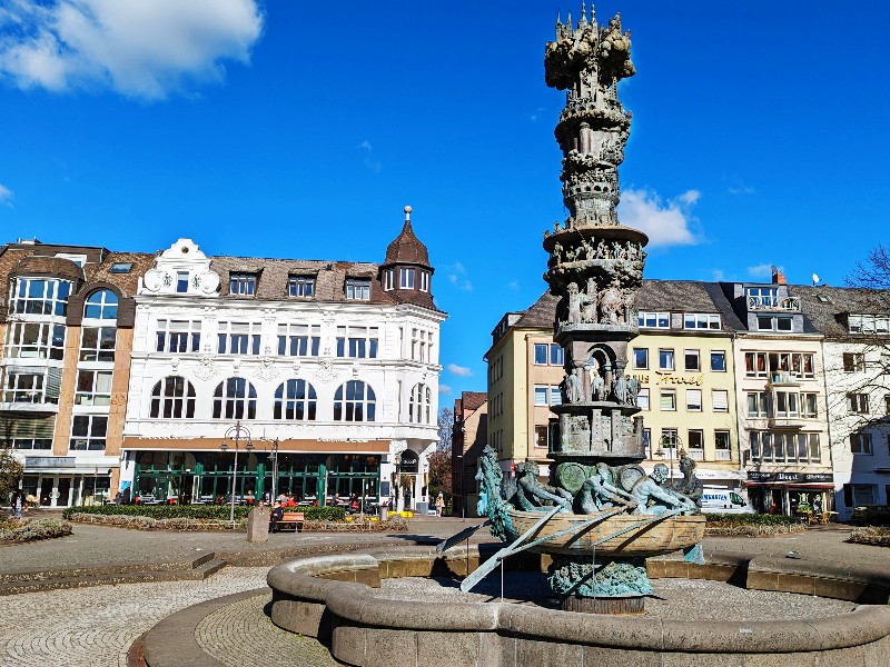 De Historiensaule in de Altstadt van Koblenz