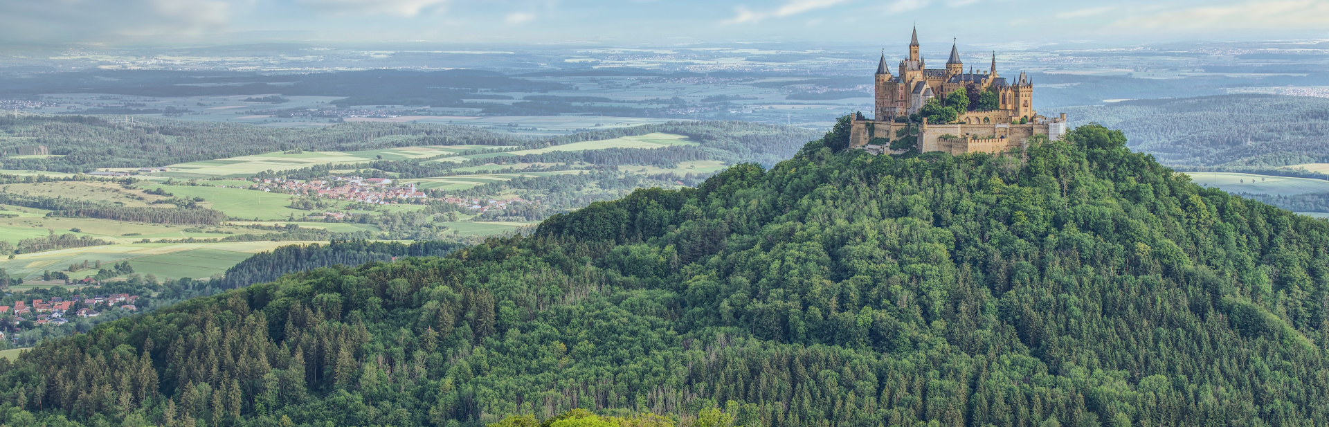 uitzicht over het landschap met daarin het prachtige Hohenzollern