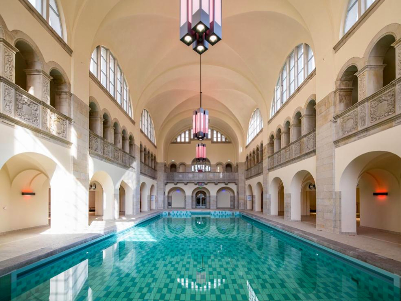Het ruim 120 jaar oude zwembad van Hotel Oderberger