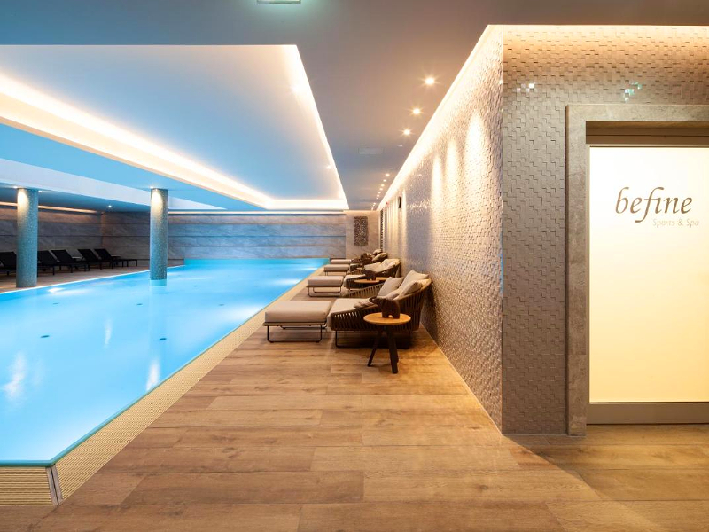 De luxe befine spa met zwembad in TITANIC hotel Chaussee in Berlijn