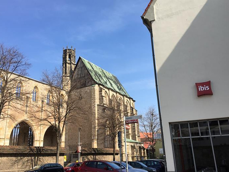 De kerk ruïne bij het Ibis hotel in Erfurt