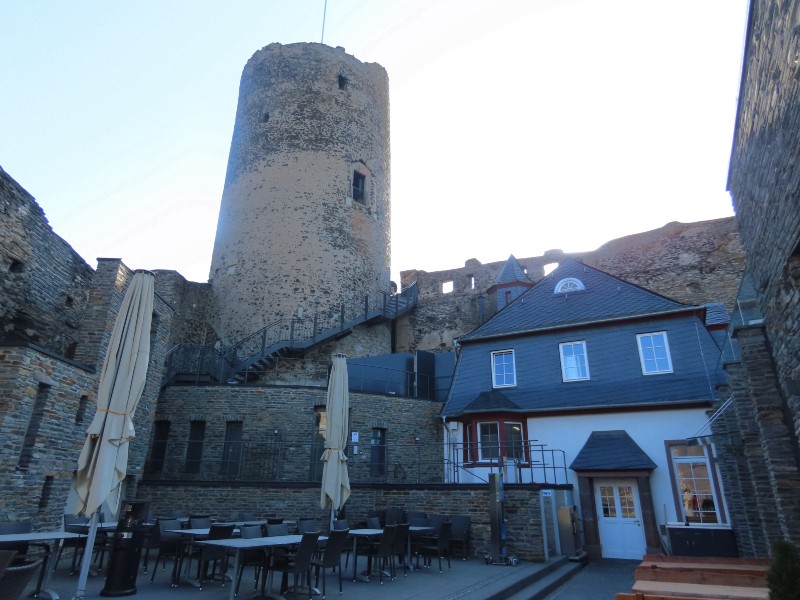 Het restaurant en de toren van Burg Landshut