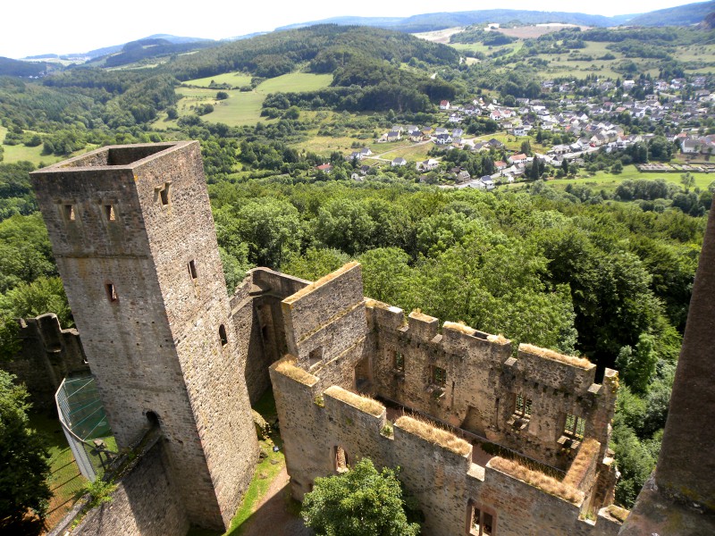 Het landschap van de Eifel gezien vanaf Burg Kasselburg