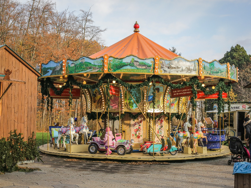 Draaimolen voor de kids bij de kerstmarkt van Schloss Merode in Duitsland