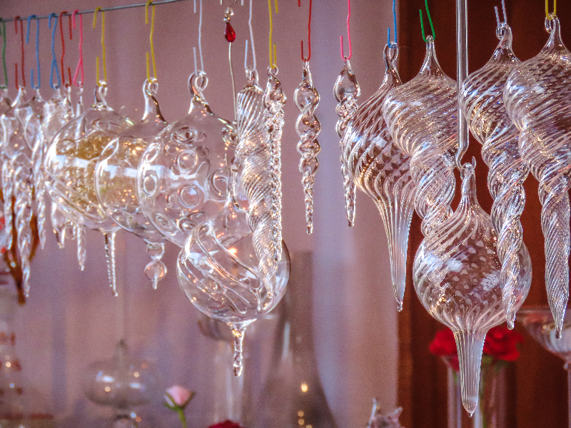 Net afgekoeld geblazen glazen kerstballen te koop op de kerstmarkt van Schloss Merode in Duitsland