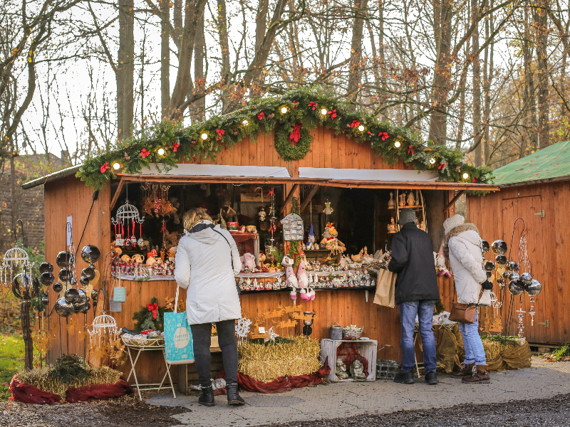 een gezellig kerstkraampje op de kerstmarkt bij Schloss Merode in Duitsland