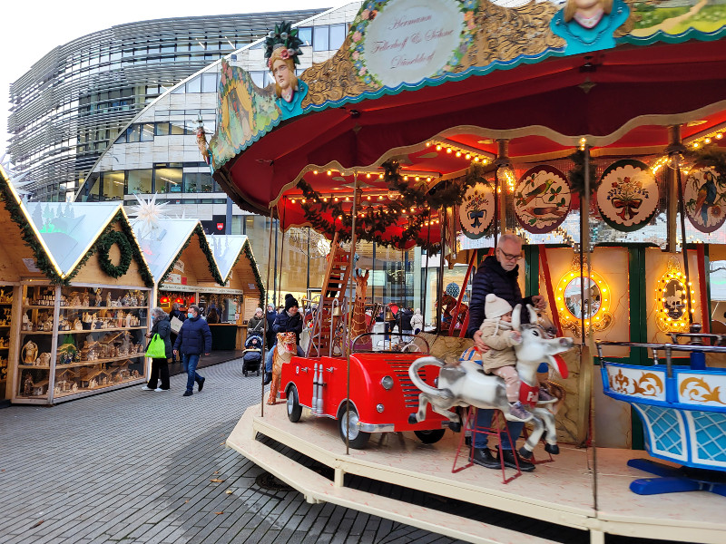 Draaimolen op de kerstmarkt in Düsseldorf