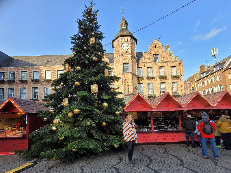 Sabine bij de grote kerstboom op de kerstmarkt in Düsseldorf
