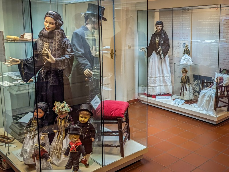 Expositie van klederdracht in Museum Altes Land