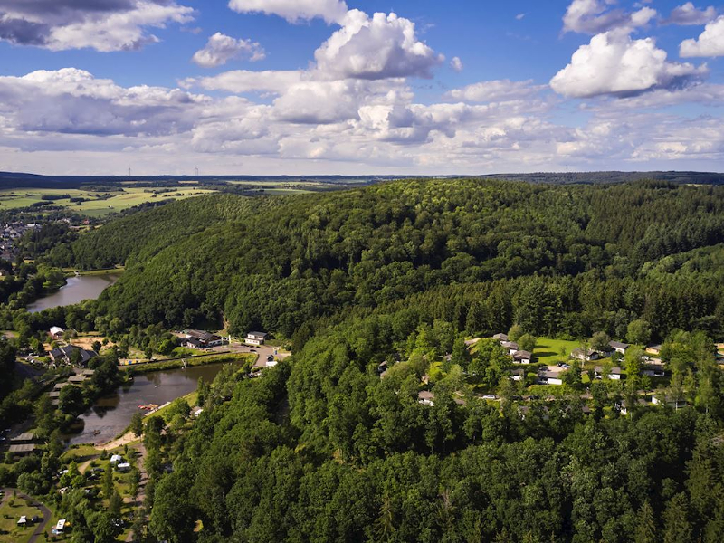 Uitzicht over de Landal Camping Wirfftal in de Eifel.