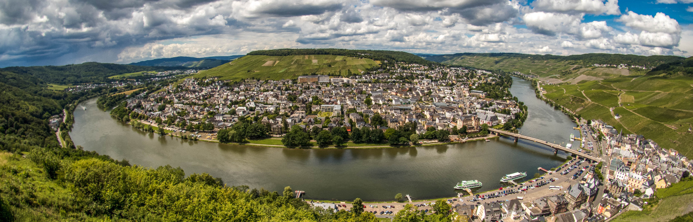 De Moezel wanneer ze door Bernkastel Kues stroomt