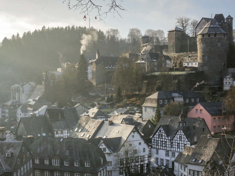 De burcht van Monschau is nog steeds een mooi baken van de stad en torent boven de huizen uit.