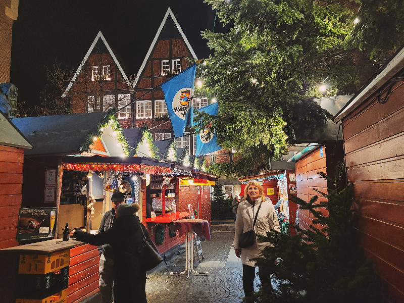 De kerstmarkt bij de Kiepenkerl met vakwerkhuizen om het plein