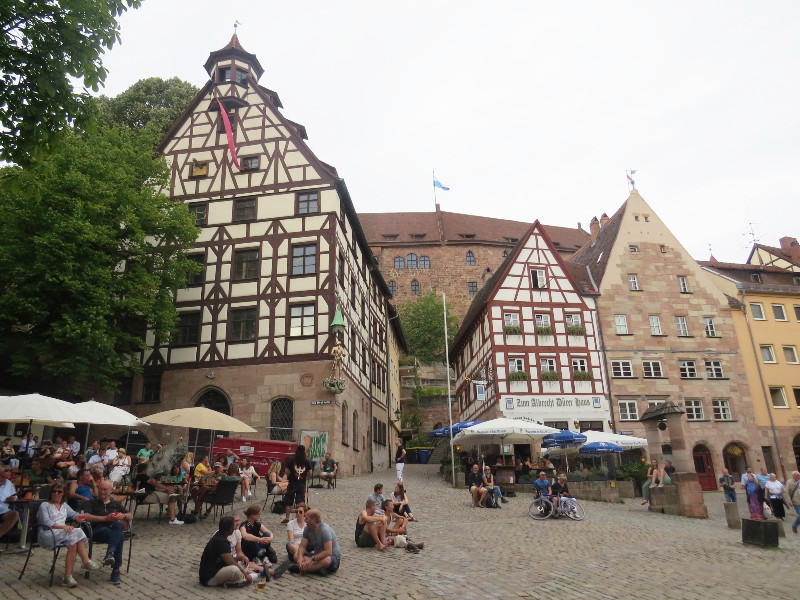 Gezellige terrasjes in de Altstadt van Neurenberg. En als het terras vol zit, dan ga je lekker op de grond zitten