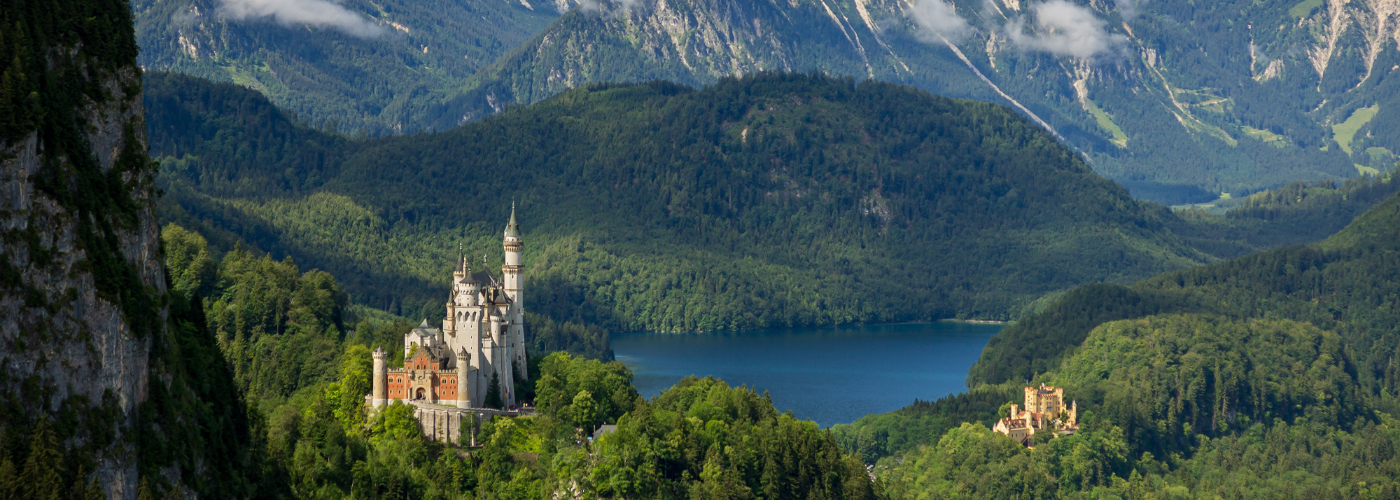 Kasteel Neuschwanstein in de bergen van Beieren