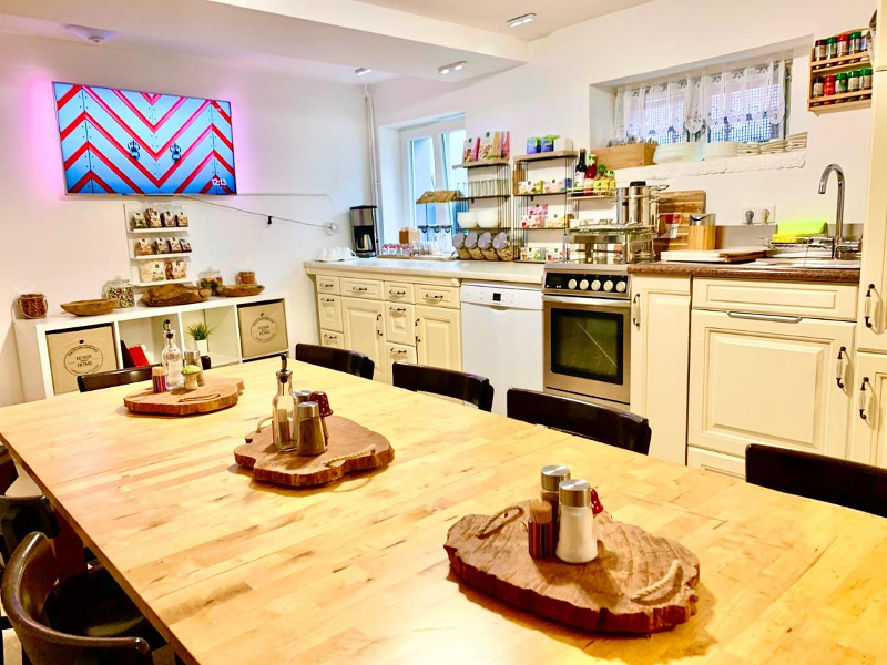 De gezellige gemeenschappelijke keuken bij het New Hostel