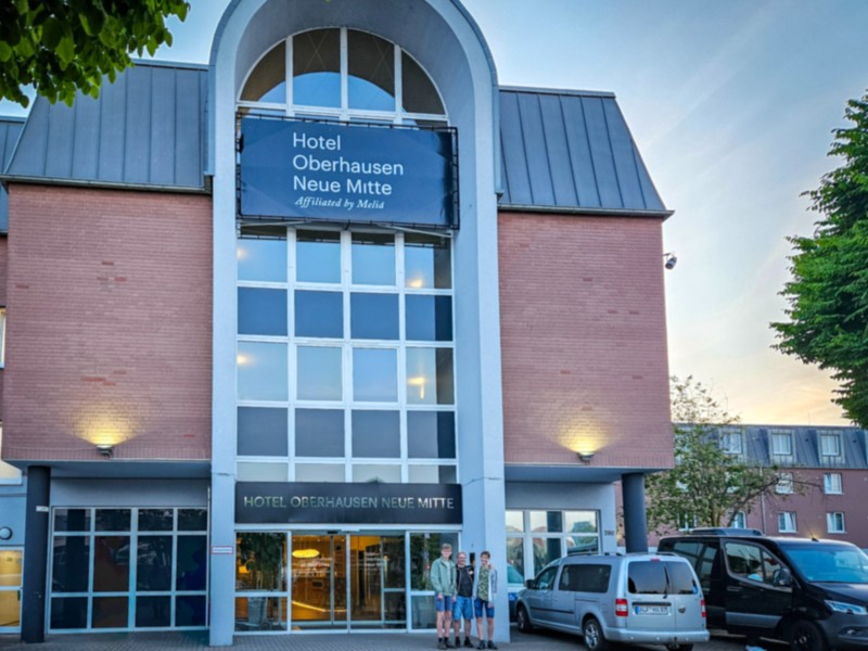 Patrick met onze zoons bij Hotel Oberhausen Neue Mitte