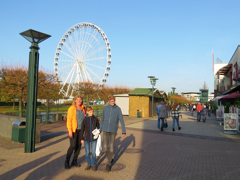 Toen wij in Oktober in Oberhausen waren werden de kerststallen al opgebouwd. Je ziet ze hier al staan op de achtergrond