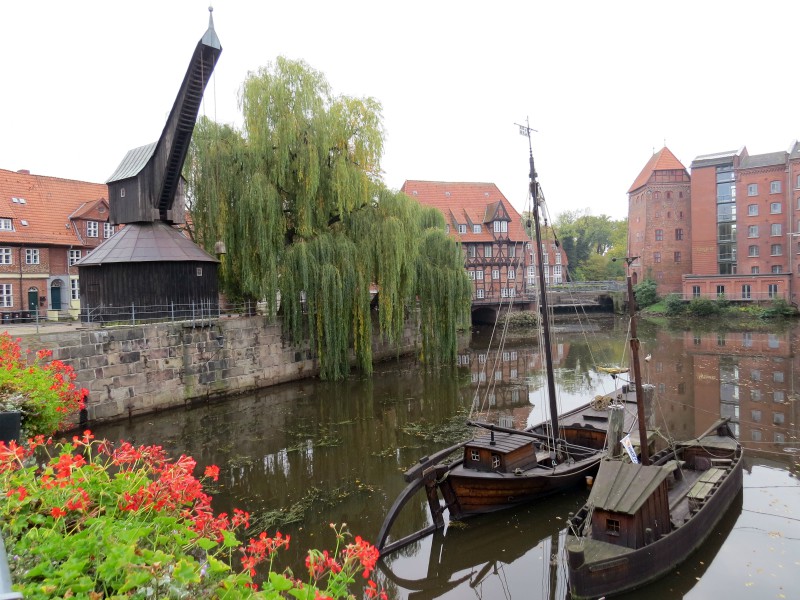 Oude kraan in de haven van Lüneburg