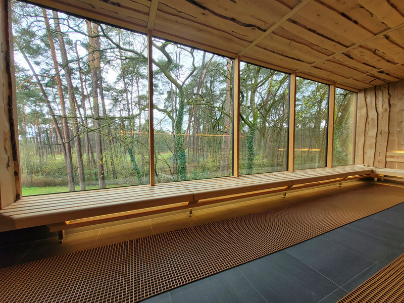 Sauna met uitzicht op het bos bij het Vital hotel in Bad Lippspringe