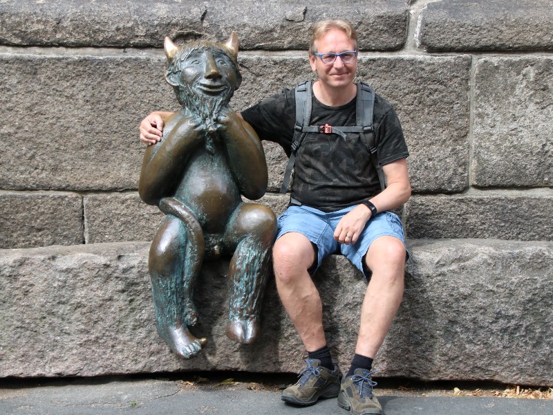 Patrick poseert met het duiveltje naast de St. Marienkirche