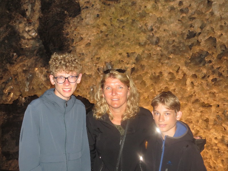 Poseren voor de gipskristallen in de Marienglashöhle
