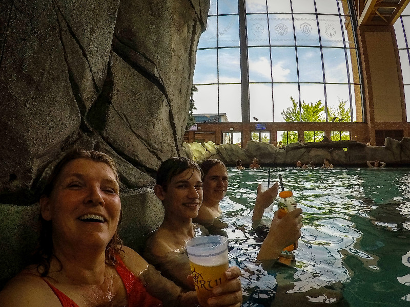 Wij genieten van een drankje in het water