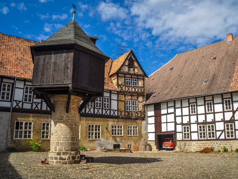 Het Adelshof in Quedlinburg met vakwerkhuizen en duiventil