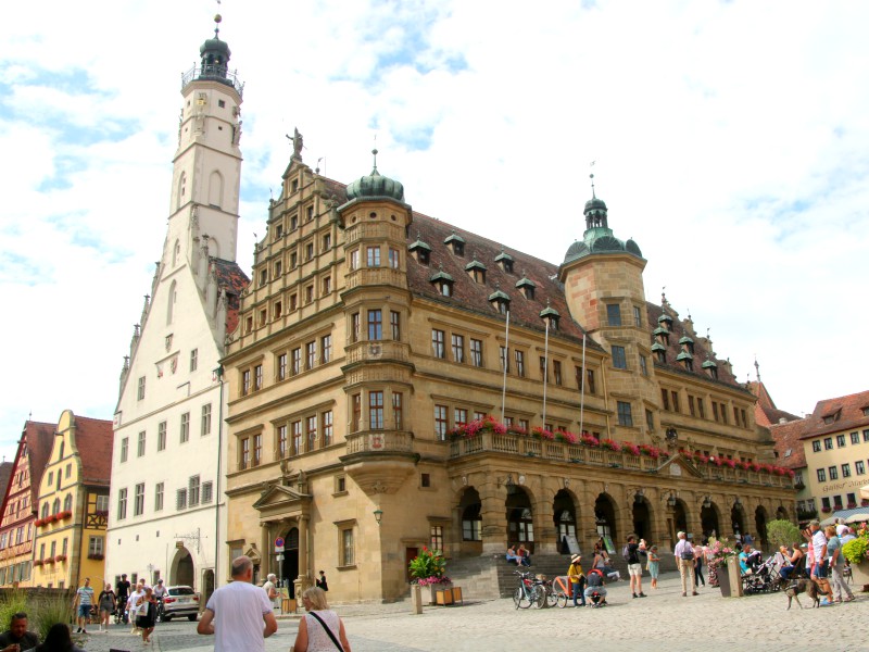Het Rathaus op de Marktplatz van Rothenburg